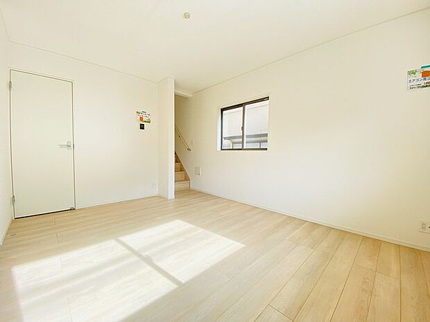 どんな家具にでも相性が良い清潔感ある白色調のクロスを採用。主張しすぎない配色、耐久性にも優れた床材は日々のメンテナンスも楽に、快適に過ごして頂けるよう考えられています。