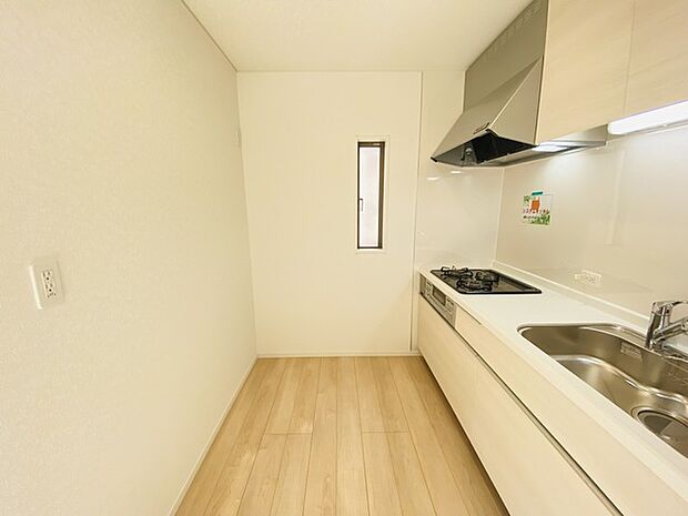 収納量豊富なシステムキッチン。明るい光が差し込む窓も調味料置き場などに役立ちます。カウンターキッチンと違い、背面を広く使えるので自由度が高いのも嬉しいですね。