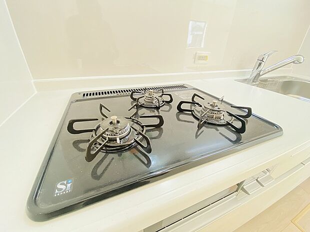 壁付のキッチンは上部に収納が作りやすいのがメリット。空間を有効活用したすっきりとしたデザイン。