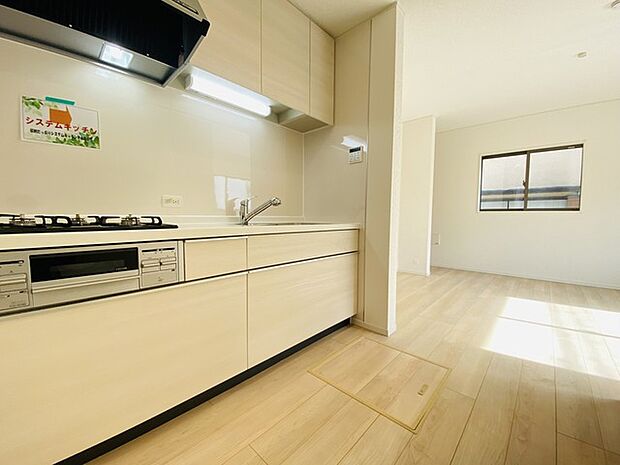 収納量豊富なシステムキッチン。明るい光が差し込む窓も調味料置き場などに役立ちます。カウンターキッチンと違い、背面を広く使えるので自由度が高いのも嬉しいですね。