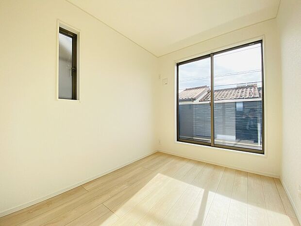 ゆとりのある寝室、陽光が入りやすく朝の目覚めも気持ち良く起こしてくれます。