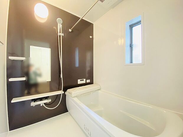 その日の疲れをゆっくりと落としてくれる場所、お子様との大事なひと時を楽しくしてくれる場所。曲線美も感じられるくつろぎのバスタブは、半身浴も楽しめる居心地の良さ。