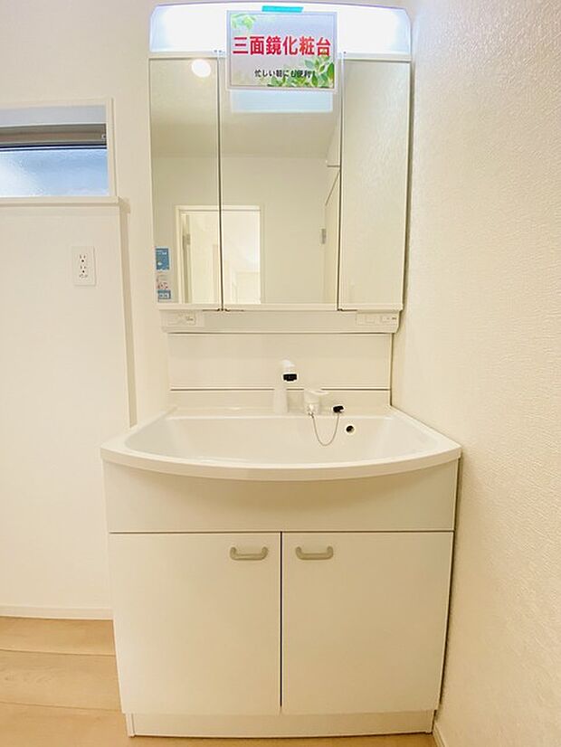 お出かけ前の身だしなみに一歩差がつく三面鏡。ミラー裏にはたっぷり収納もございます。