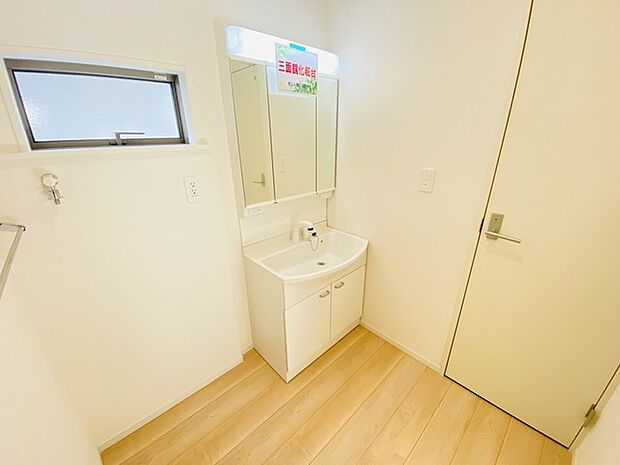 ゆとりの洗面スペースで朝の身支度もスムーズに行えます。