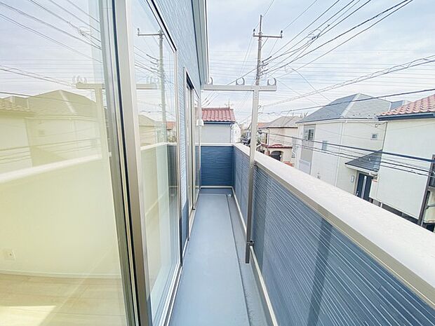 陽ざしが差込む明るいバルコニー。奥行きのあるバルコニーはお洗濯時に助かります。