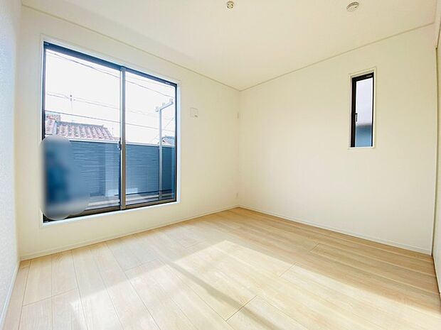 大きな開口部から明るい光が差し込む、日中の室内の明るさがこの部屋の魅力です。