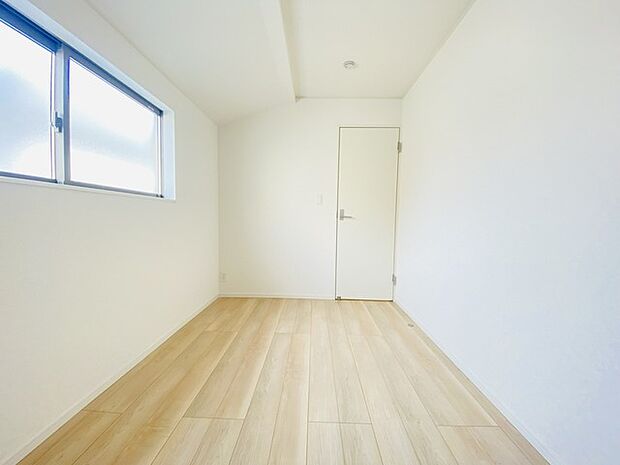 どんな家具にでも相性が良い清潔感ある白色調のクロスを採用。主張しすぎない配色、耐久性にも優れた床材は日々のメンテナンスも楽に、快適に過ごして頂けるよう考えられています。