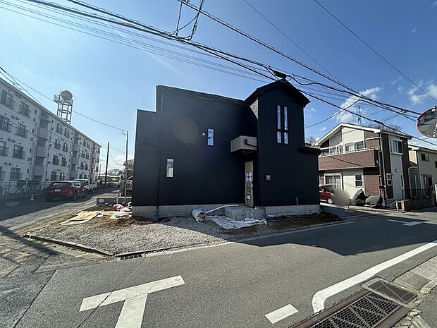 前面道路は広く、駐車がしやすいです。駐車スペース2台分ございます。