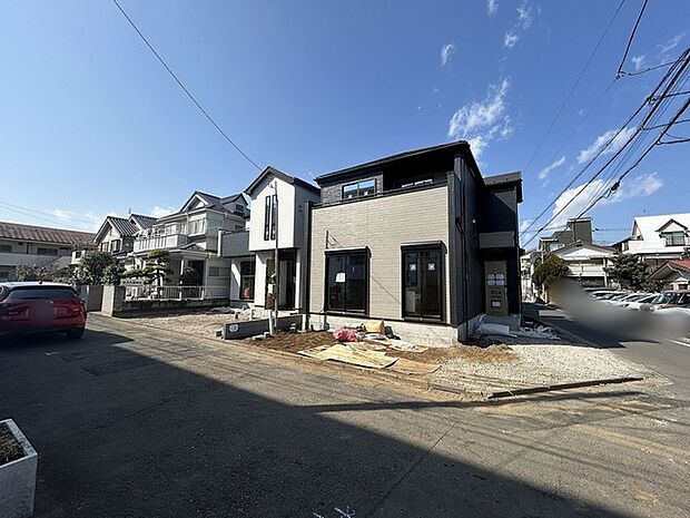 南側のお部屋から出入りできる、奥行きのあるワイドバルコニー。心地よい陽射しと暖かな風を楽しむことが出来ます。