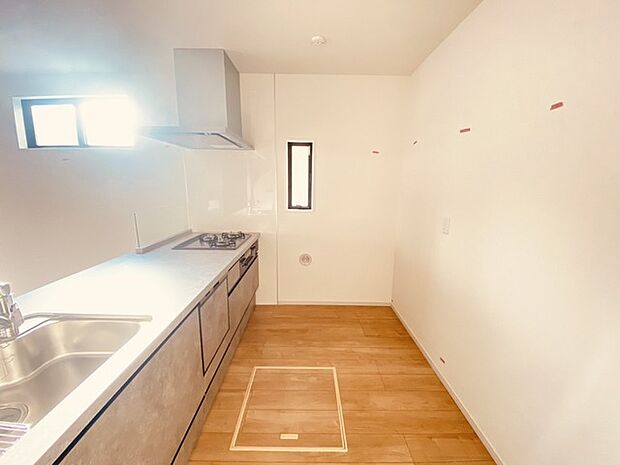 リビングにいる家族の顔が見渡せるカウンターキッチン。お料理もより一層おいしく、楽しく。食器棚を背面に設置しても十分な広さを確保しています。