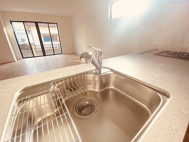 時短に活躍する食器洗浄機や一杯の水も楽しめる浄水器があるシステムキッチン。
