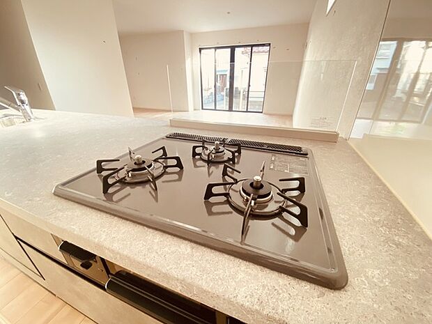 キッチンはオープンカフェスタイルだからリビングとの一体感はバッチリ。毎日のお料理時間も楽しくなりそうです。