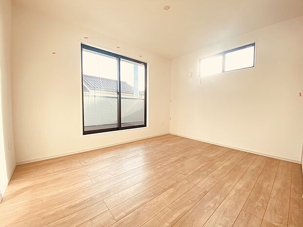 バルコニーに面した6.6帖の洋室。開口部からは優しい陽光が差し込み心地よい風が通り抜けます。