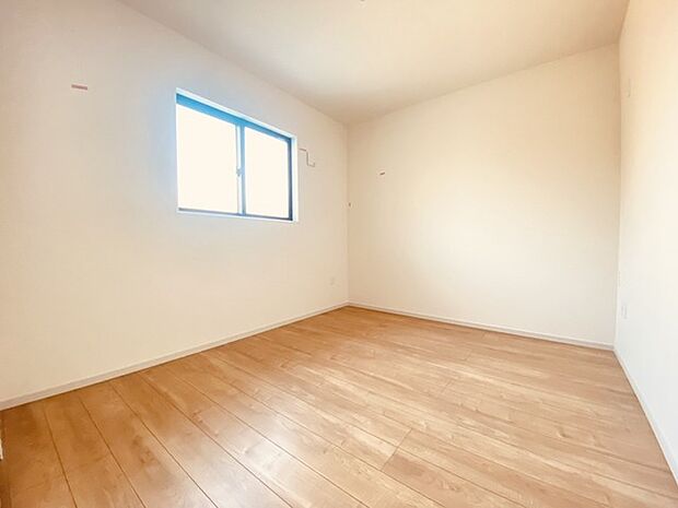 どんな家具にでも相性が良い清潔感ある白色調のクロスを採用。主張しすぎない配色、耐久性にも優れた床材は日々のメンテナンスも楽に、快適に過ごして頂けるよう考えられています。