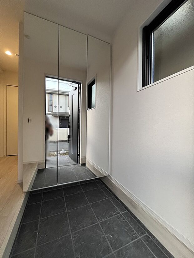 お宅の顔となる明るく開放的な玄関。ご家族皆様様の靴を収納できるスペースと全身鏡があり、お出掛け前に身だしなみチェックもできます。