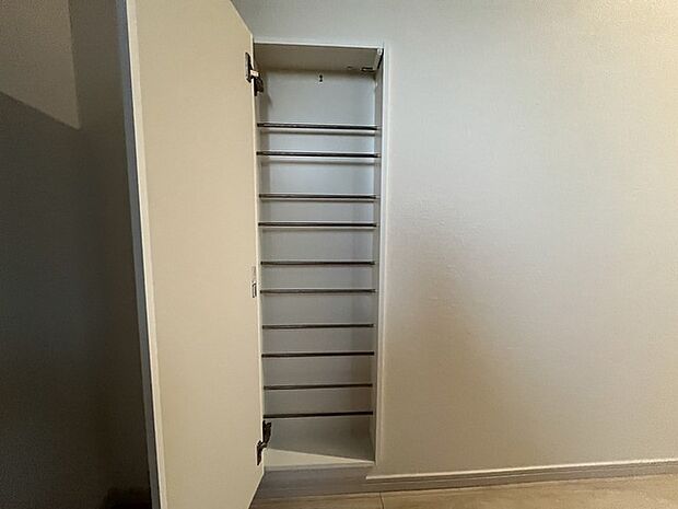 玄関収納とは別に、スリッパ収納があります。