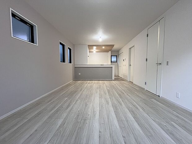 夕食の時間。家族、友人、両親、親戚との会話がより料理を美味しくしてくれる。あっという間に時間が過ぎてしまう居心地の良さは、普段はほっとする空間としてここにあります。