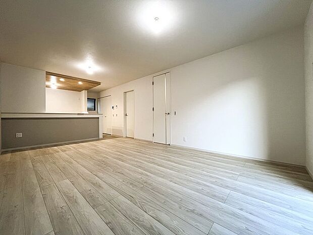 家族団欒のリビング。陽光差し込む食卓には家族の会話とスマイルが溢れます。いつまでもここで食卓を囲みたくなる、そう感じさせてくれるスペース。