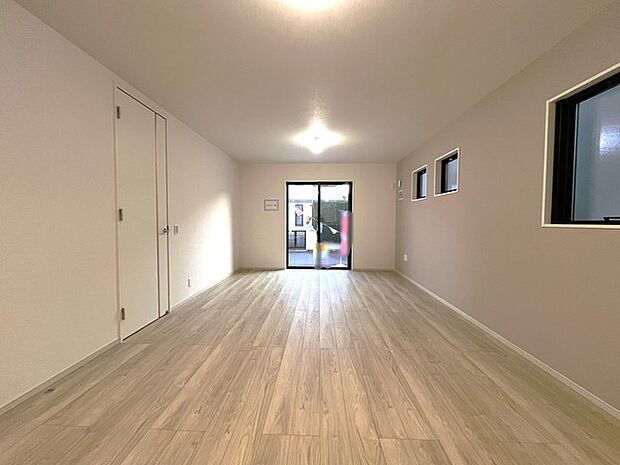 家族の集うリビングには色々な方向から光が差し込む設計に。家族のコミュニケーションが弾むスポットだから明るい雰囲気であってほしい。