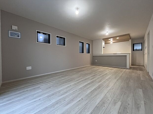 家族が一番集まる場所だから広々としつつも素敵な空間であって欲しい。皆がくつろぐリビングからキッチンまでが一つに繋がる空間。