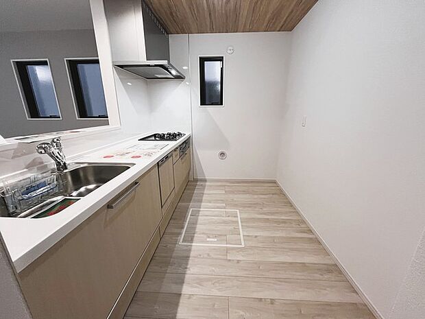 明るい光が降り注ぐ窓があるキッチンはお料理を作る時の気持ちもいつもより明るくなります。近くに窓があるので換気もしやすいですね。