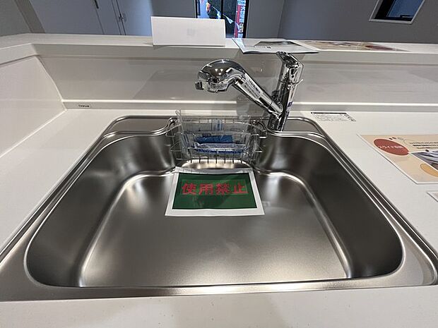 一杯の水も楽しめる浄水器があるシステムキッチン。