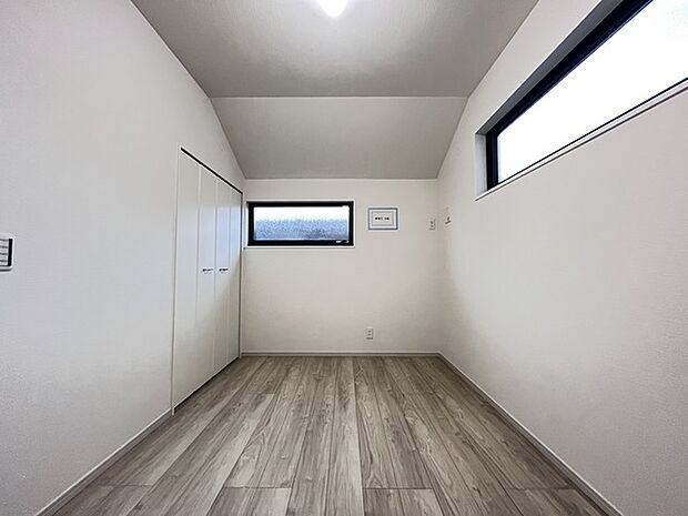 衣類の整理整頓に嬉しいクローゼット付きのお部屋。お子様のお部屋としても便利です。