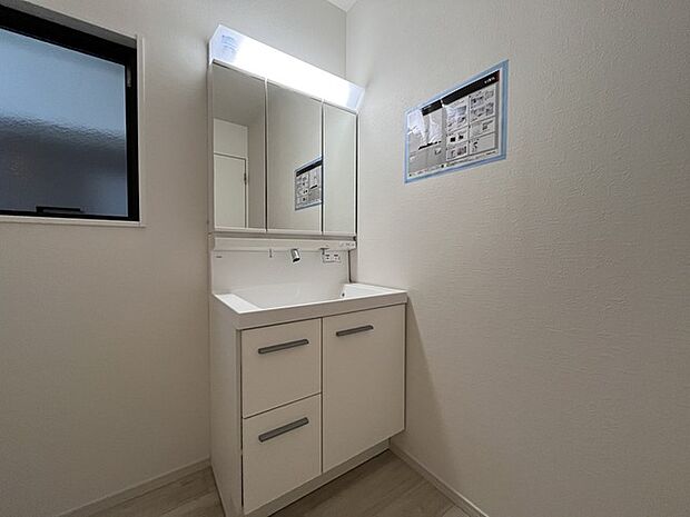 使い勝手の良い洗面台、窓があることで換気もしやすく清潔感のある空間を保てます。