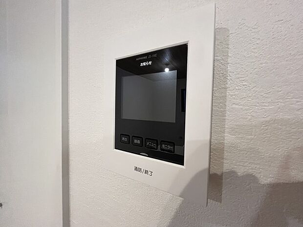 録画機能もあり、どのような人が何時に来訪されたのかが分かります。防犯上はもちろん、お届け物などの把握にも便利です。ライトが付いているので、夜間でも安心です。