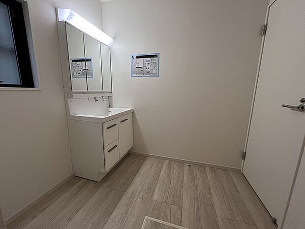 ゆとりの洗面スペースで朝の身支度もスムーズに行えます。