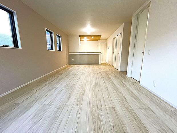 家族が一番集まる場所だから広々としつつも素敵な空間であって欲しい。皆がくつろぐリビングからキッチンまでが一つに繋がる空間。 