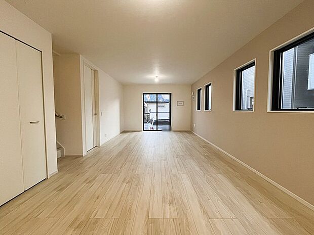 大きな開口部から明るい光が差し込むリビング。日中の室内の明るさがこの部屋の魅力です。 