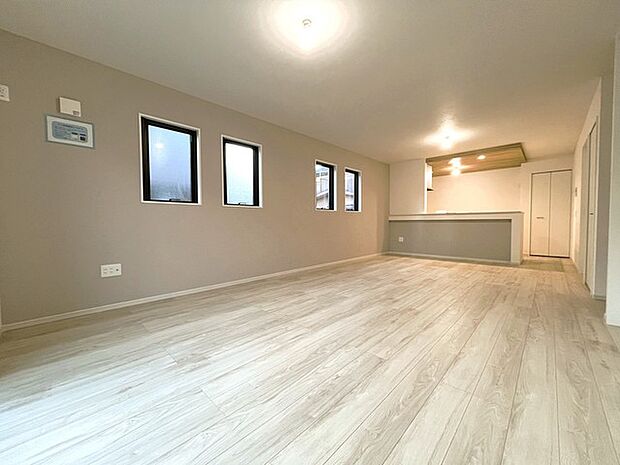 家族団欒のリビング。陽光差し込む食卓には家族の会話とスマイルが溢れます。いつまでもここで食卓を囲みたくなる、そう感じさせてくれるスペース。 