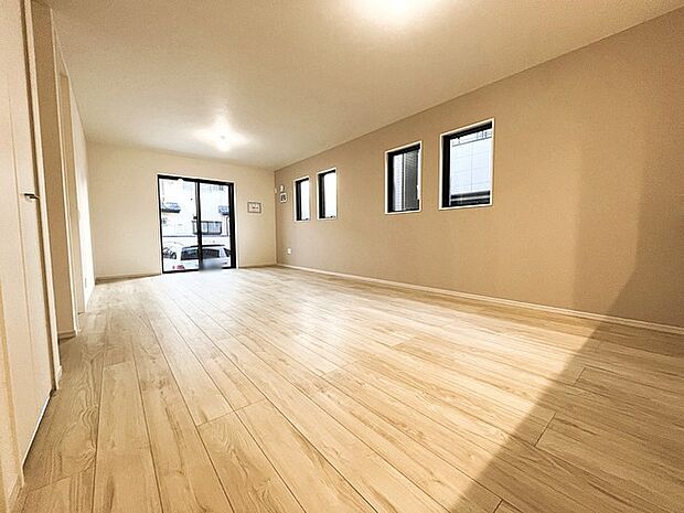 家族や友人、両親、親戚とこれから沢山の時間を紡ぐのだろう。そこを彩るのは窓から見える青い空、心地よい緑。そんなイメージが膨らむリビングスペース。 