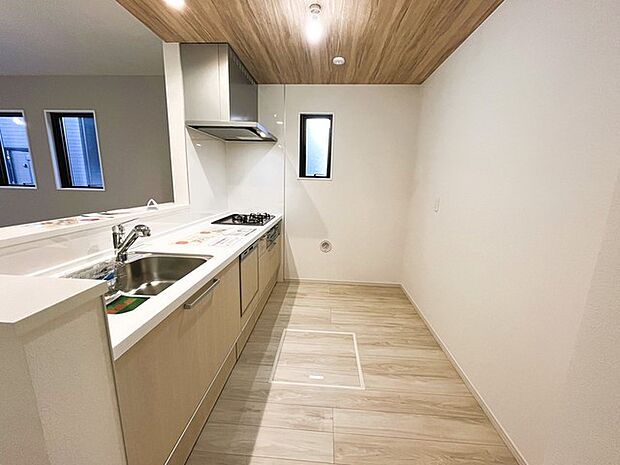 明るい光が降り注ぐ窓があるキッチンはお料理を作る時の気持ちもいつもより明るくなります。近くに窓があるので換気もしやすいですね。