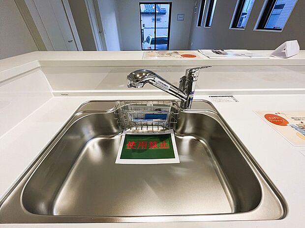 食器洗浄機や一杯の水も楽しめる浄水器があるシステムキッチン。