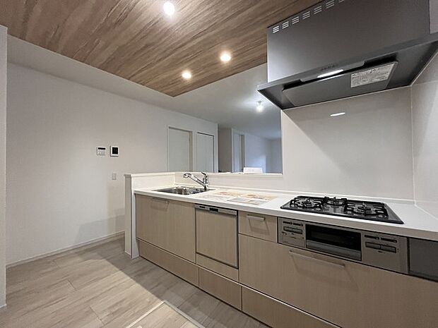 キッチンはオープンカフェスタイルだからリビングとの一体感はバッチリ。毎日のお料理時間も楽しくなりそうです。 