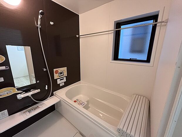 一緒にお風呂に入っている子供達の声がリビングまで聞こえてきそうな広々とした1坪バス