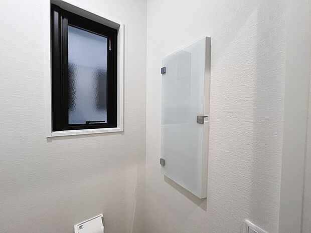 ウォシュレット機能付きのトイレ。収納もあり実用性も兼ね備えた造り。 