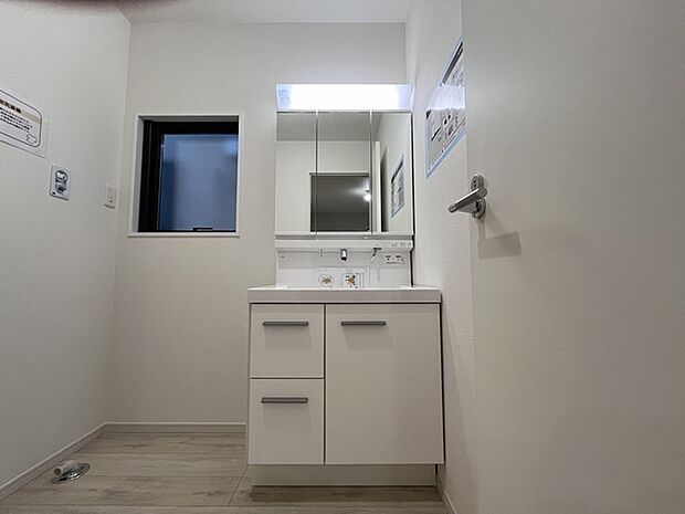 お出かけ前の身だしなみに一歩差がつく三面鏡。ミラー裏にはたっぷり収納もございます。 