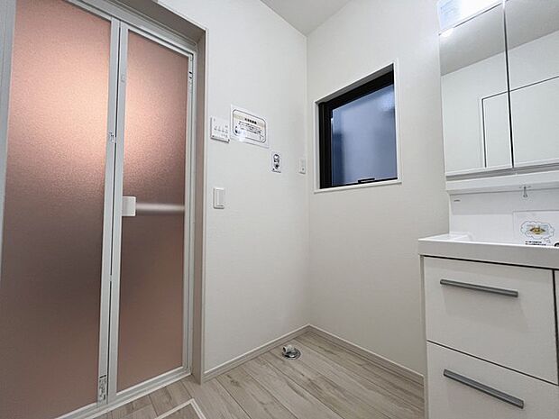 使い勝手の良い洗面台、窓があることで換気もしやすく清潔感のある空間を保てます。 