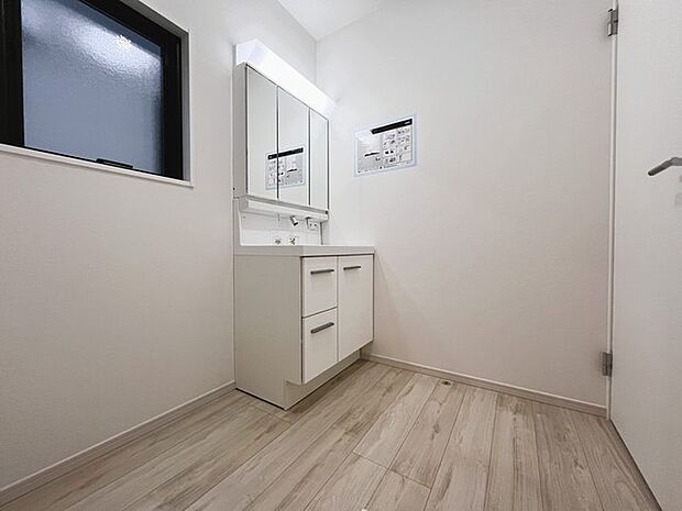 ゆとりの洗面スペースで朝の身支度もスムーズに行えます。 