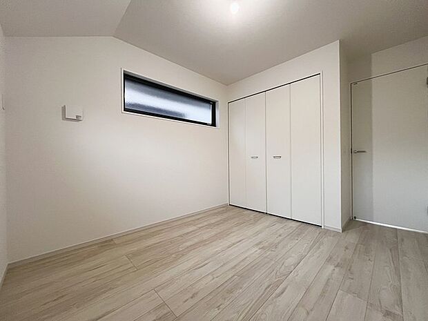 どんな家具にでも相性が良い清潔感ある白色調のクロスを採用。主張しすぎない配色、耐久性にも優れた床材は日々のメンテナンスも楽に、快適に過ごして頂けるよう考えられています。