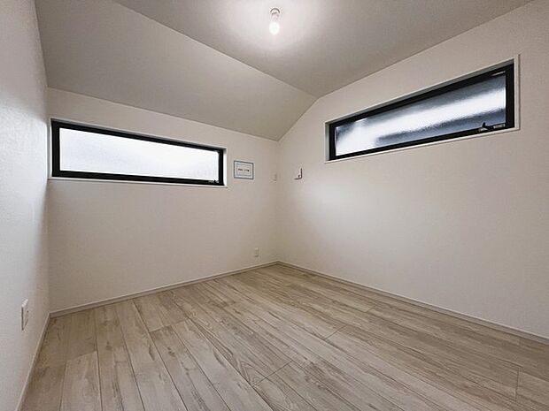 今からここを誰のお部屋にしようか、そんな洋室。大きさは5.25帖です。
