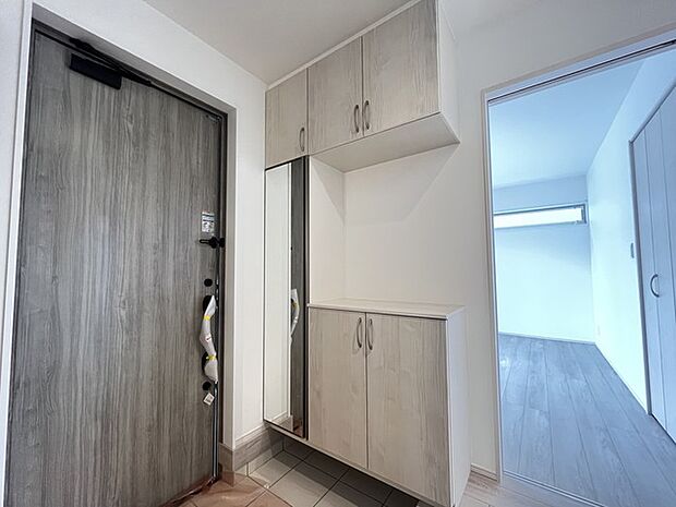 玄関はおうちの顔とも呼ばれる重要な場所!明るくスッキリと見える空間で住まう人を見送り、出迎えてくれます。