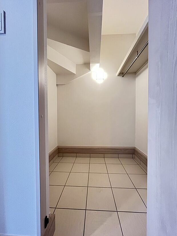 土間収納付きでベビーカーやゴルフバック、お子様のおもちゃもスッキリ収納できます。