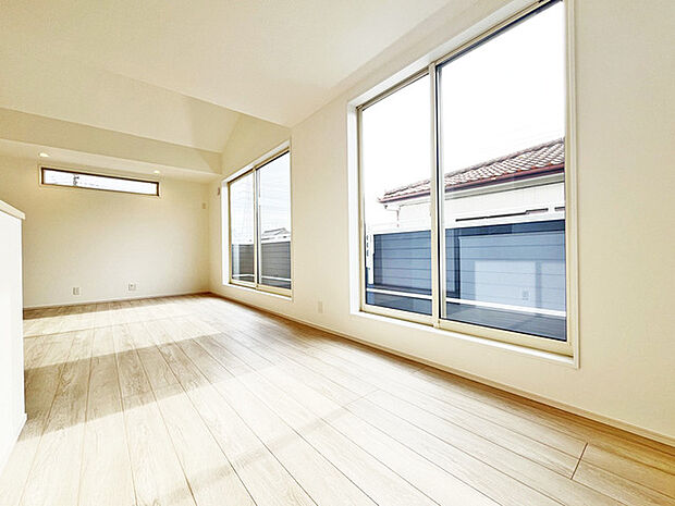 大きな開口部から明るい光が差し込むリビング。日中の室内の明るさがこの部屋の魅力です。