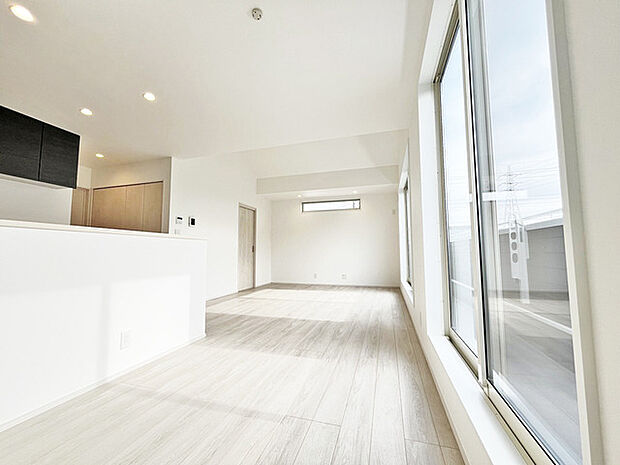 家族が一番集まる場所だから広々としつつも素敵な空間であって欲しい。皆がくつろぐリビングからキッチンまでが一つに繋がる空間。