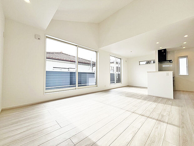 家族や友人、両親、親戚とこれから沢山の時間を紡ぐのだろう。そこを彩るのは窓から見える青い空、心地よい緑。そんなイメージが膨らむリビングスペース。