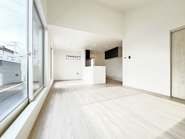 家族団欒のリビング。陽光差し込む食卓には家族の会話とスマイルが溢れます。いつまでもここで食卓を囲みたくなる、そう感じさせてくれるスペース。